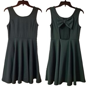 Ya Los Angeles Size M Green Sleeveless Back Cutout Dress with Bow